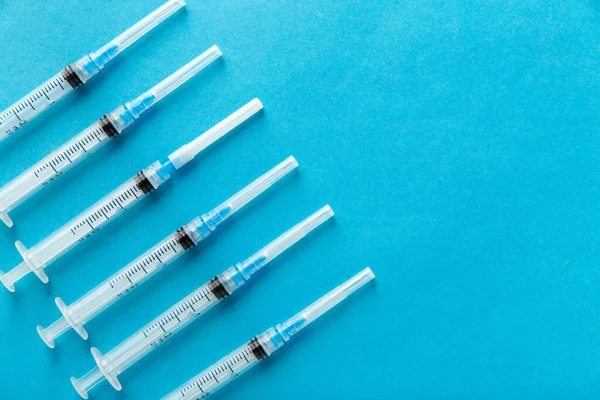 Medicina Vacunación Concepto Sanitario Jeringas Desechables Sobre Fondo Azul — Foto de Stock