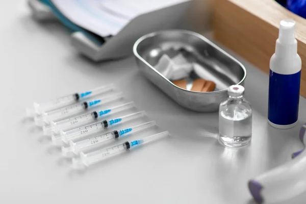 Geneeskunde Vaccinatie Gezondheidszorg Wegwerpspuiten Andere Spullen Tafel Het Ziekenhuis — Stockfoto