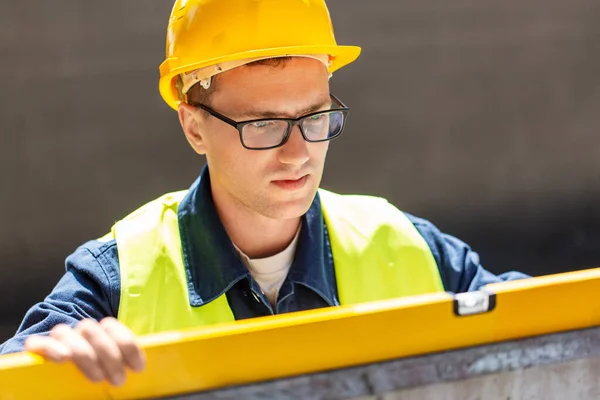 Construction Business Building Concept Male Builder Level Measuring Wall — Fotografia de Stock