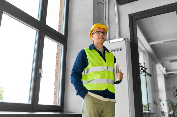 Construção Conceito Negócios Construção Feliz Sorridente Eletricista Masculino Trabalhador Capacete — Fotografia de Stock