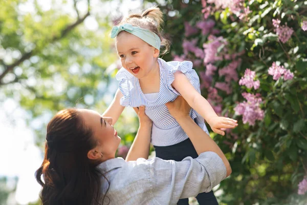 母性和人的概念 快乐的母亲带着小女儿在夏季公园或花园 — 图库照片