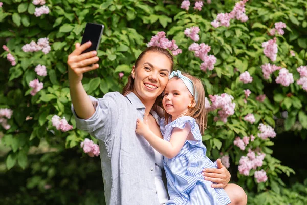 Family Motherhood People Concept Happy Mother Little Daughter Smartphone Taking — Zdjęcie stockowe