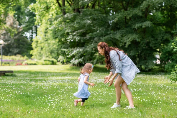 Family Motherhood People Concept Happy Mother Little Daughter Playing Summer — Stock Photo, Image