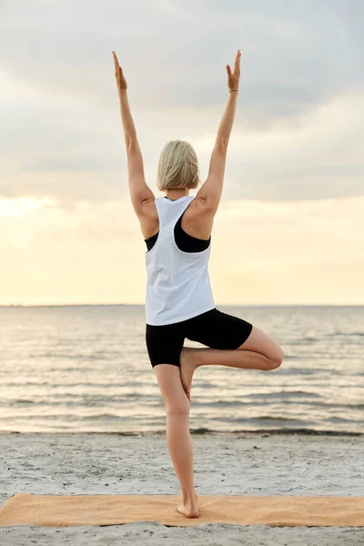 Fitness Sport Healthy Lifestyle Concept Woman Doing Yoga Tree Pose — Foto Stock