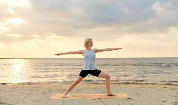 Fitness Sport Healthy Lifestyle Concept Happy Woman Doing Yoga Warrior — Foto Stock