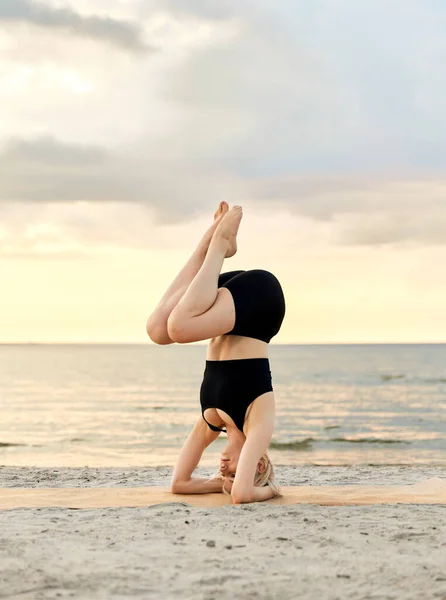 Fitness Sport Healthy Lifestyle Concept Woman Doing Yoga Headstand Beach — Zdjęcie stockowe