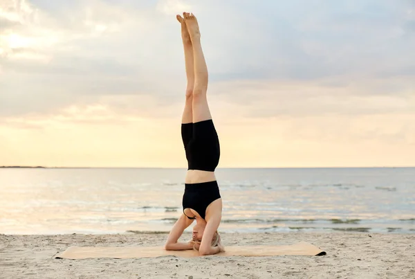 Fitness Sport Healthy Lifestyle Concept Woman Doing Yoga Headstand Beach —  Fotos de Stock