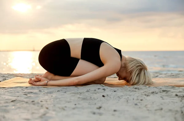 Fitness Sport Healthy Lifestyle Concept Woman Doing Yoga Child Pose — Zdjęcie stockowe