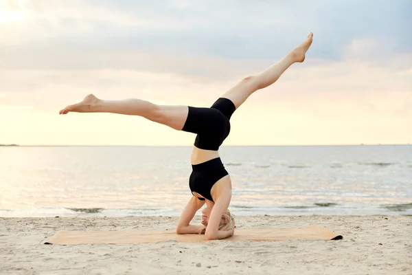 Fitness Sport Healthy Lifestyle Concept Woman Doing Yoga Headstand Beach — Stockfoto