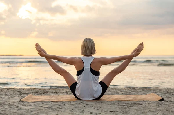 Fitness Sport Gezonde Levensstijl Concept Vrouw Doen Yoga Balanceren Beer — Stockfoto