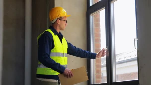 Entreprise Construction Concept Construction Constructeur Masculin Avec Fenêtre Vérification Presse — Video