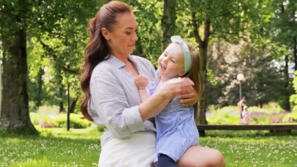 Family Motherhood People Concept Happy Mother Little Daughter Playing Summer — Vídeo de stock