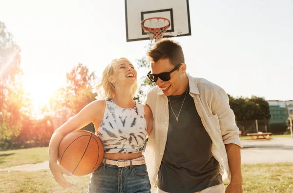 Yaz Tatili Aşk Insanlar Konsepti Basketbol Sahasında Top Oynayan Mutlu — Stok fotoğraf