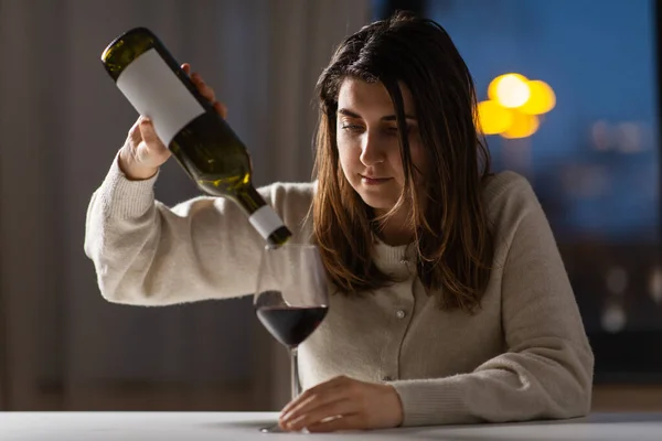 Alkolizm Alkol Bağımlılığı Insan Konsepti Evde Kırmızı Şarap Içen Sarhoş — Stok fotoğraf