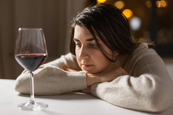 Alcoholismo Adicción Alcohol Concepto Personas Mujer Borracha Alcohólica Bebiendo Vino —  Fotos de Stock