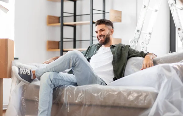 Movimento Pessoas Conceito Imobiliário Homem Sorridente Feliz Com Caixas Descansando — Fotografia de Stock