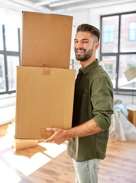 Movimiento Gente Concepto Bienes Raíces Hombre Sonriente Feliz Sosteniendo Cajas — Foto de Stock