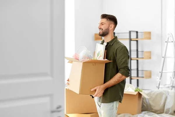 Movimiento Gente Concepto Bienes Raíces Hombre Sonriente Feliz Celebración Caja — Foto de Stock