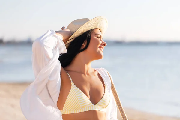 Concepto Verano Ocio Retrato Mujer Joven Bikini Camisa Blanca Sombrero — Foto de Stock