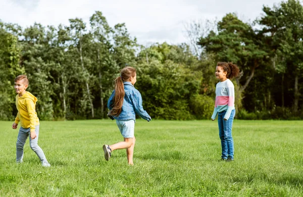 Concepto Infancia Ocio Gente Grupo Niños Felices Jugando Juego Etiquetas — Foto de Stock