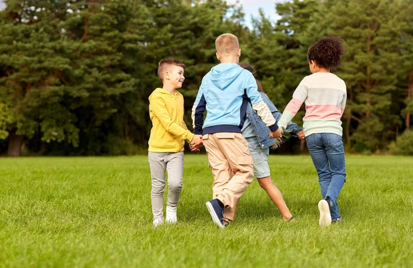 闲暇和人的概念 一群快乐的孩子在公园里跳起舞来 — 图库照片