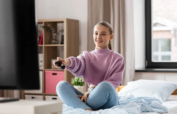 Concept Télévision Médias Masse Personnes Heureuse Fille Souriante Avec Télécommande — Photo