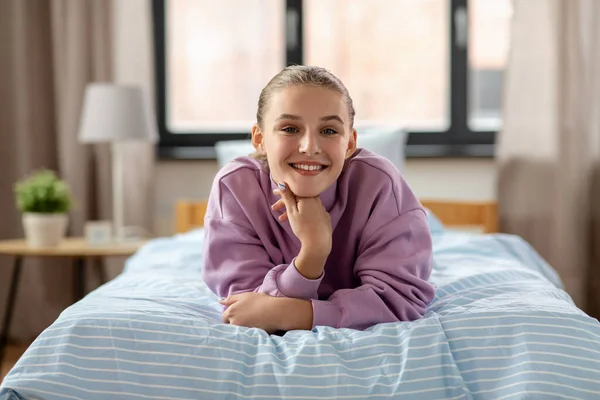 Människor Koncept Glad Leende Flicka Liggande Sängen Hemma — Stockfoto