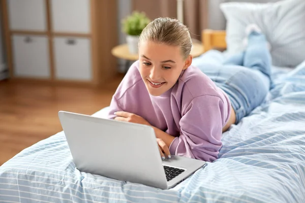 Crianças Tecnologia Conceito Internet Menina Estudante Sorridente Feliz Com Computador — Fotografia de Stock