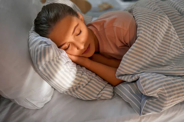 Lidé Čas Spaní Odpočinek Koncept Dívka Spí Posteli Doma — Stock fotografie
