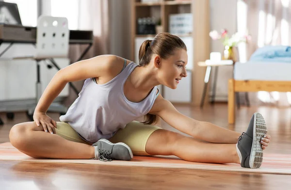 Concepto Deporte Fitness Estilo Vida Saludable Una Adolescente Sonriente Haciendo — Foto de Stock