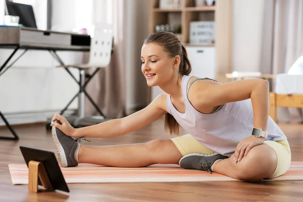 Sport Fitness Gezonde Levensstijl Concept Glimlachend Tienermeisje Met Tablet Computer — Stockfoto