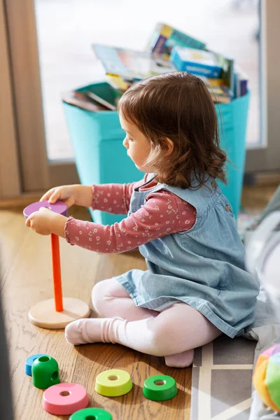 Conceito Infância Lazer Pessoas Pequena Menina Brincando Com Pirâmide Brinquedos — Fotografia de Stock