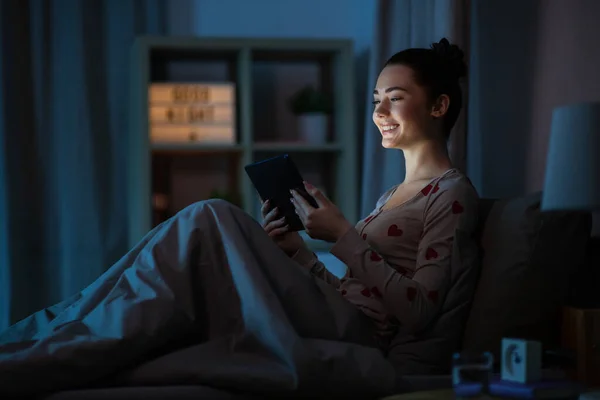 Tecnología Hora Acostarse Concepto Gente Feliz Sonrisa Adolescente Tableta Ordenador — Foto de Stock