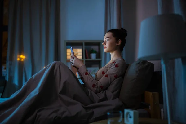 Tecnología Hora Dormir Concepto Descanso Adolescente Pijama Con Teléfono Inteligente — Foto de Stock