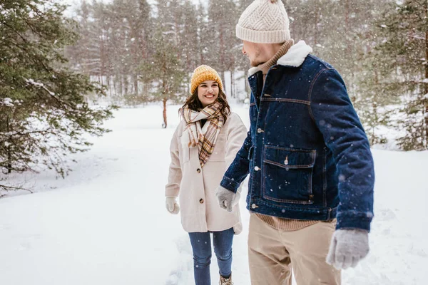 Mensen Liefde Vrije Tijd Concept Gelukkig Glimlachend Paar Wandelen Winter — Stockfoto