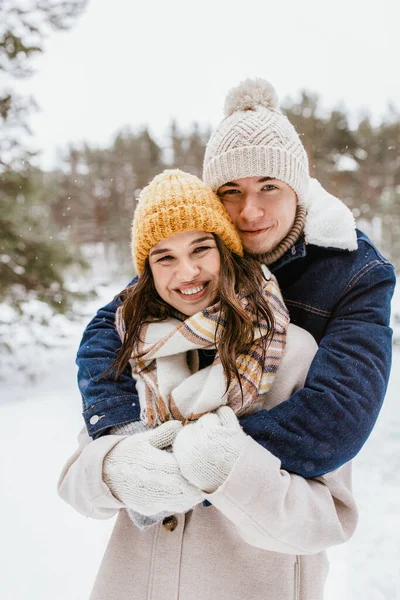 Люди Любовь Отдых Счастливая Улыбающаяся Пара Обнимается Зимнем Парке — стоковое фото