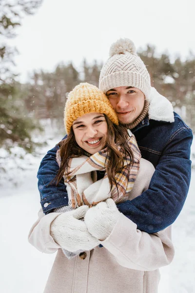 Mensen Liefde Vrije Tijd Concept Gelukkig Glimlachend Paar Knuffelen Winterpark — Stockfoto