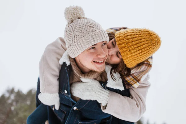 Ludzie Sezon Miłość Rekreacja Szczęśliwa Para Bawiąca Się Zimowym Parku — Zdjęcie stockowe