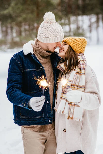 Mensen Kerst Vakantie Concept Gelukkig Glimlachend Paar Met Sterretjes Winter — Stockfoto