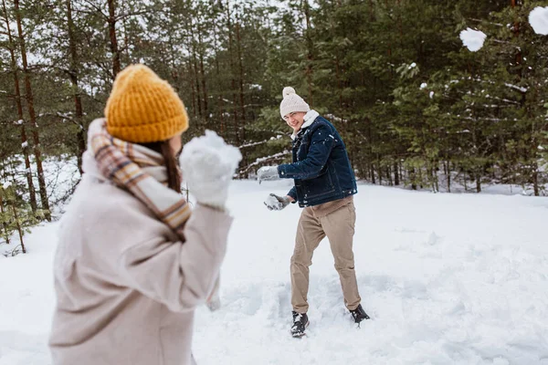 Mensen Seizoen Vrije Tijd Concept Gelukkig Paar Spelen Sneeuwballen Winterpark — Stockfoto