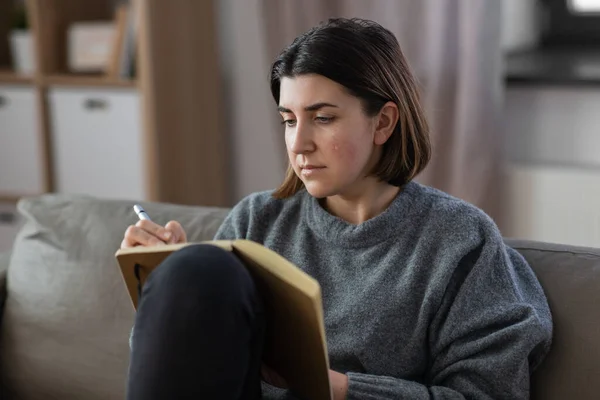 心理健康和抑郁概念 坐在沙发上写日记的悲伤哭泣的女人 — 图库照片