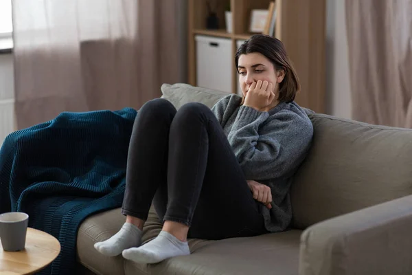 精神衛生心理的な問題とうつ病の概念 ストレスの多い女性は自宅でソファに座って — ストック写真