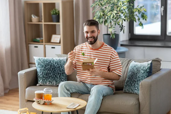 Consumo Entrega Concepto Personas Hombre Sonriente Con Tenedor Comiendo Comida — Foto de Stock