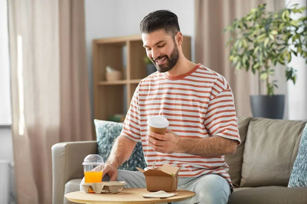 Consumo Entrega Concepto Personas Hombre Sonriente Con Comida Para Llevar — Foto de Stock