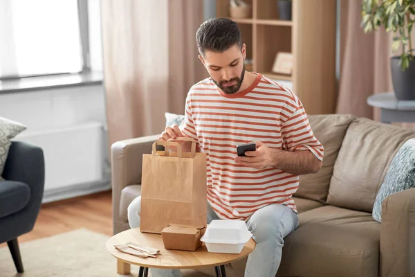 Concepto Comunicación Ocio Personas Hombre Usando Smartphone Para Comida Para — Foto de Stock