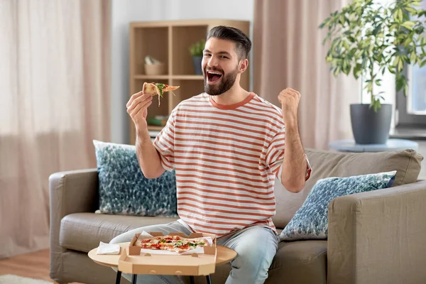 Ruoan Toimitus Kulutus Ihmisten Käsite Onnellinen Mies Syö Noutoruokaa Pizzaa — kuvapankkivalokuva
