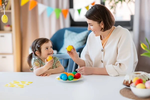 Urlaub Familie Und Menschen Glückliche Kleine Tochter Und Mutter Beim — Stockfoto