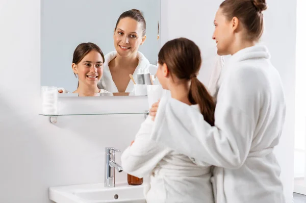 Schoonheid Hygiëne Ochtend Mensen Concept Gelukkig Lachende Moeder Dochter Zoek — Stockfoto