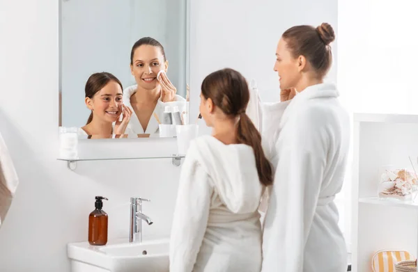 Belleza Higiene Concepto Mañana Gente Feliz Sonriente Madre Hija Con — Foto de Stock