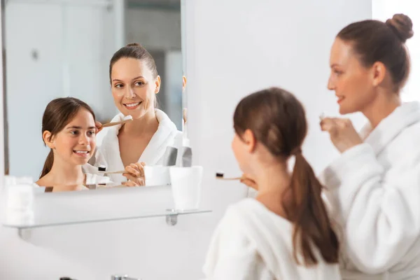 Schönheit Hygiene Morgen Und Menschenkonzept Glücklich Lächelnde Mutter Und Tochter — Stockfoto